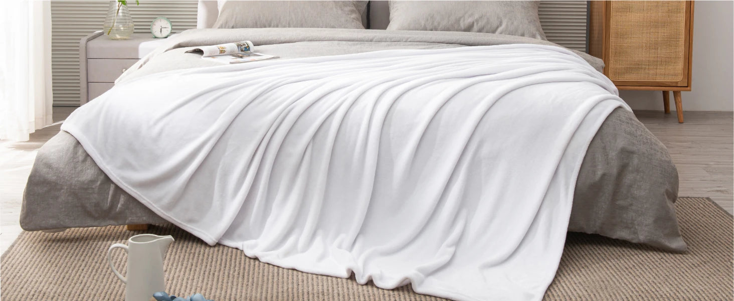 BEDELITE Fleece Blanket Black Throw Blankets for Couch & Bed, Luxury Plush Cozy Fuzzy Blanket 50x60 inches, Super Soft Warm Lightweight Throw Blanket for Travel Camping The Home Essentials